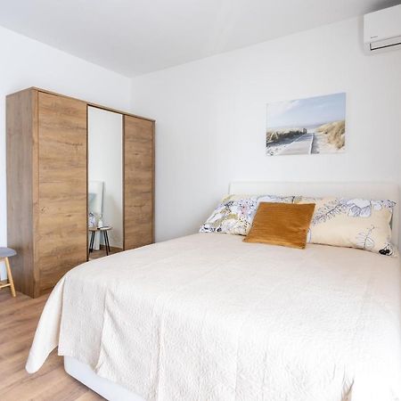 Alto 1 Studio Apartment Ровин Екстериор снимка