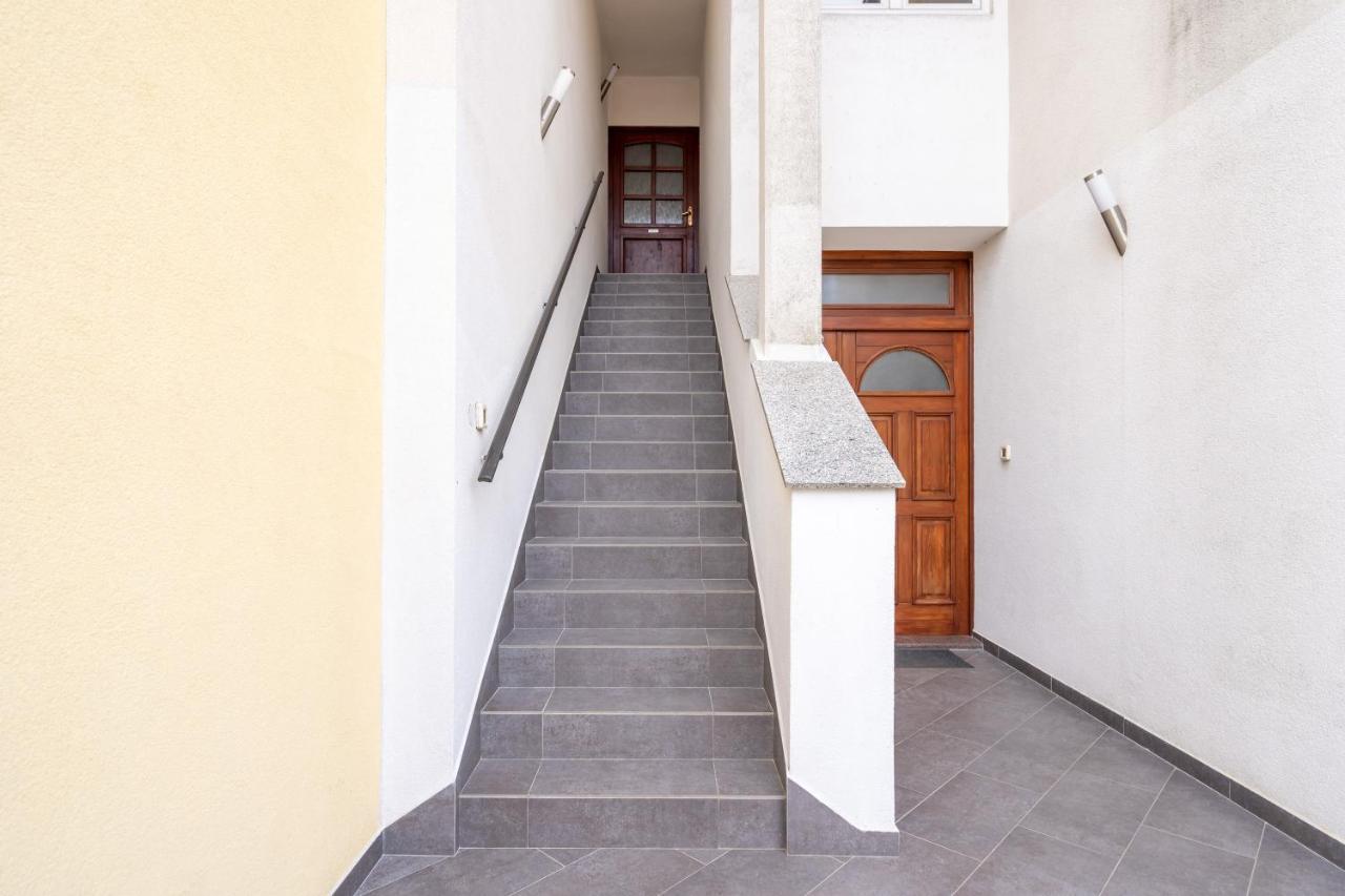 Alto 1 Studio Apartment Ровин Екстериор снимка