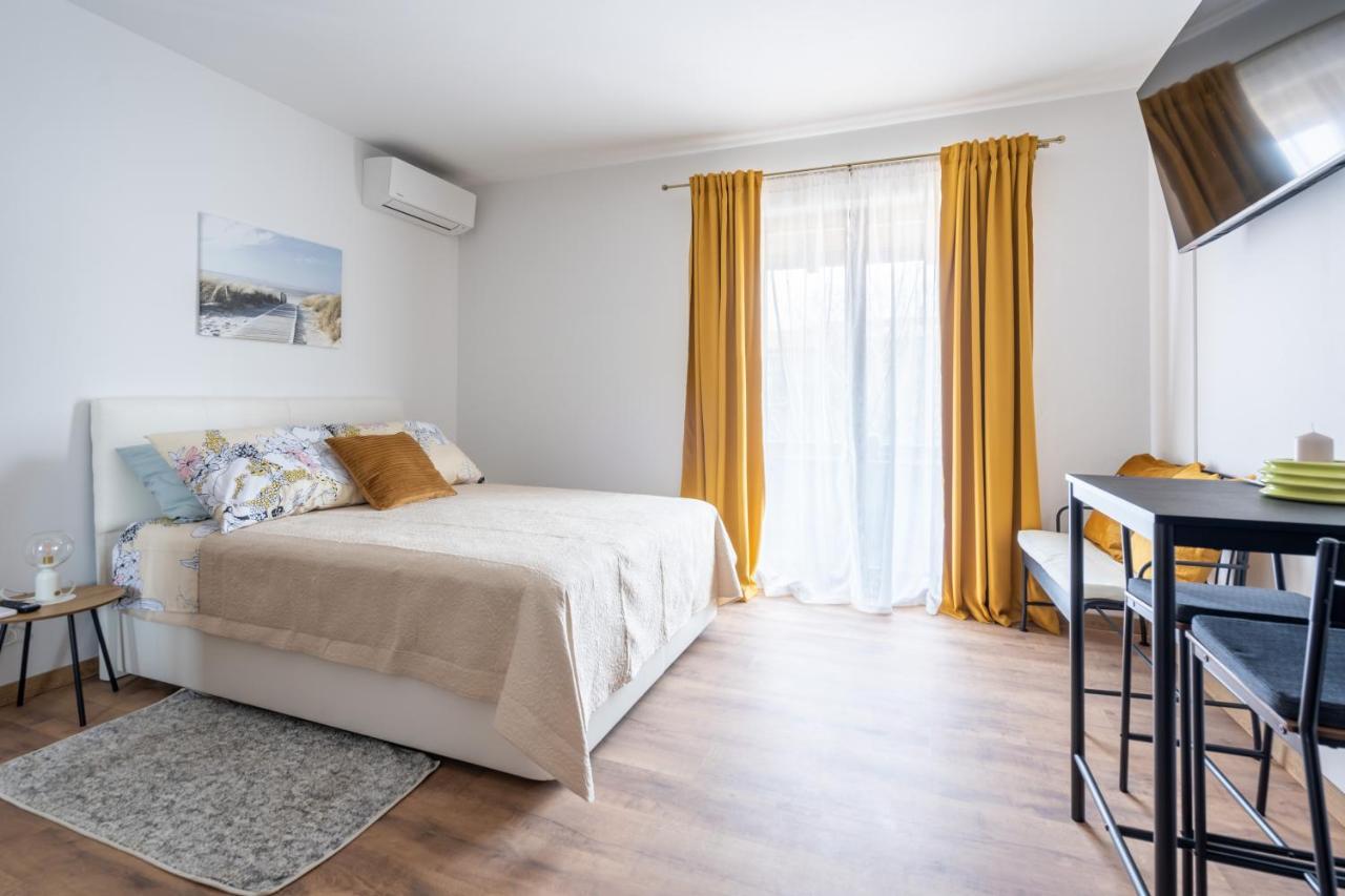 Alto 1 Studio Apartment Ровин Екстериор снимка