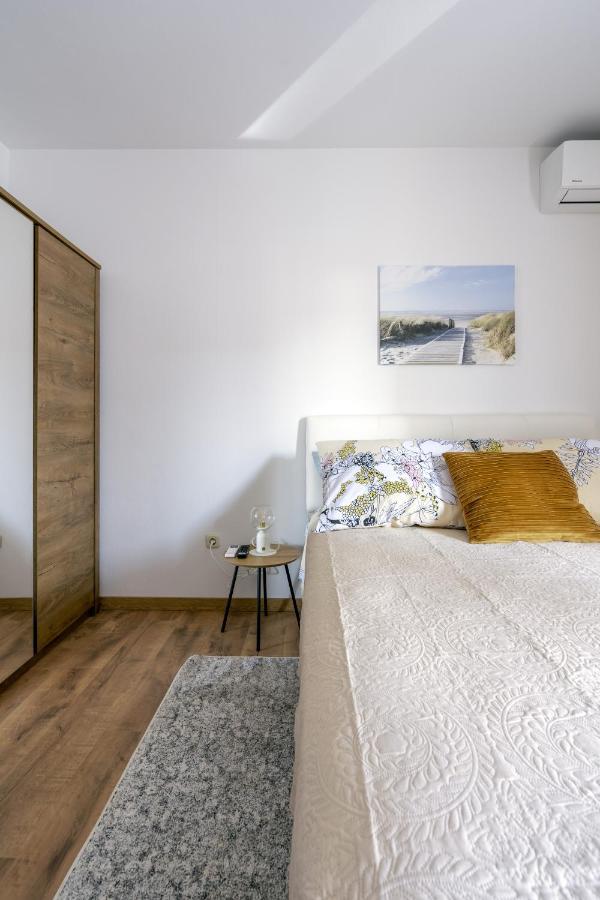 Alto 1 Studio Apartment Ровин Екстериор снимка